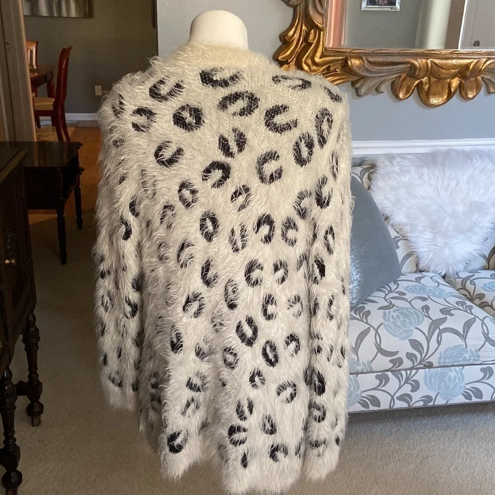 Apt. 9 Shaggy Black and White Open Leopard Sweater Soft Cozy Casual Wint…